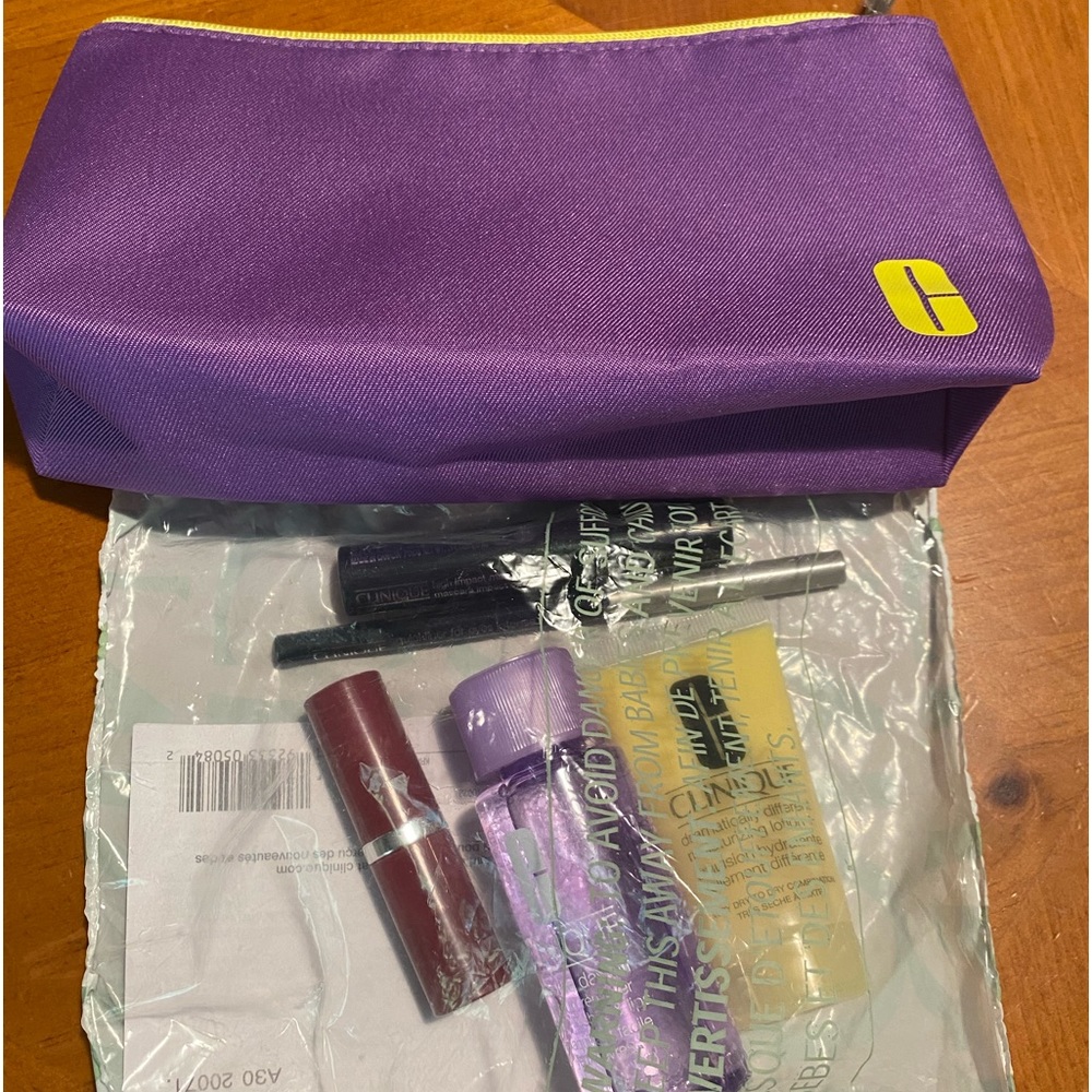 Clinique Makeup/Skincare Set with Cosmetic Bag - Picture 3 of 10